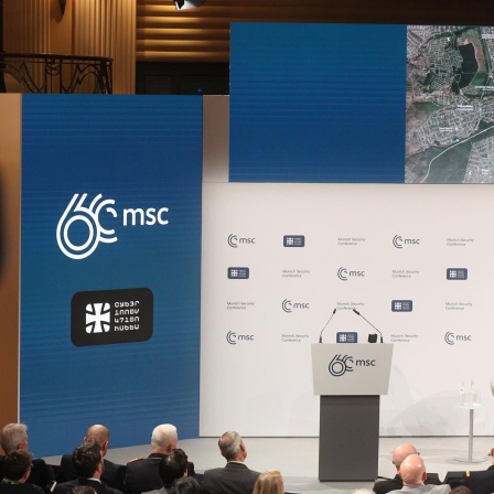 Das leere Podium im Hotel Bayerischer Hof, Tagungsort der Münchner Sicherheitskonferenz (MSC) 2024. 