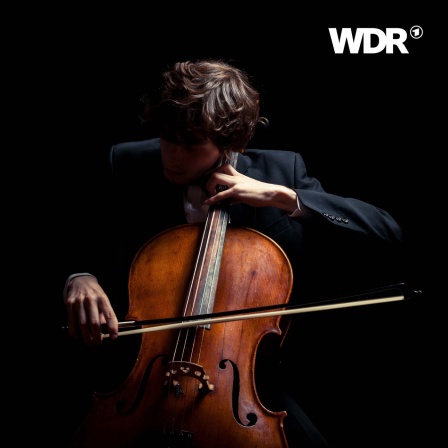 Ein Mann spielt vor schwarzem Hintergrund Cello.