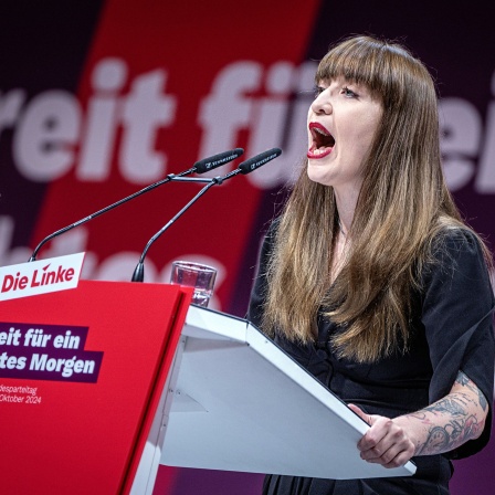 Heidi Reichinnek (Die Linke) während ihrer Rede beim Halleschen Parteitag 2024