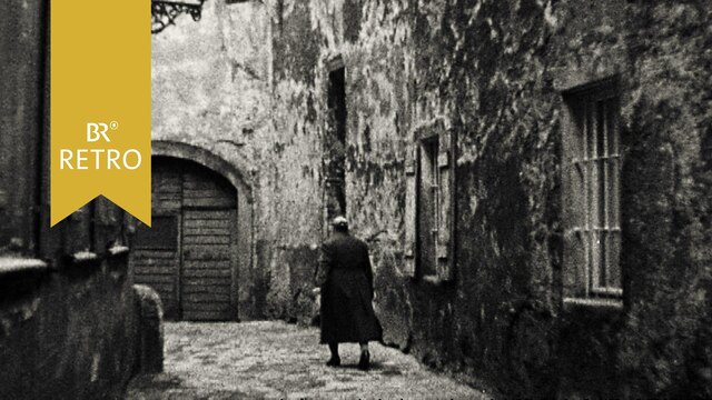 Frau in einer verfallenen Gasse in Regensburg | Bild: BR Archiv
