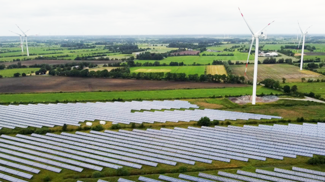 Norddeutsche Landschaft mit einem Solarpark und Windrädern