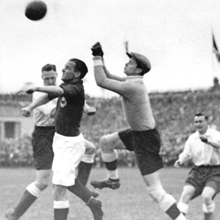 Der deutsche Nationaltorhüter Willibald Kreß bei einer Faustabwehr während des Fußball-Länderspiels Deutschland gegen England (3:3) am 10.5.1930 in Berlin