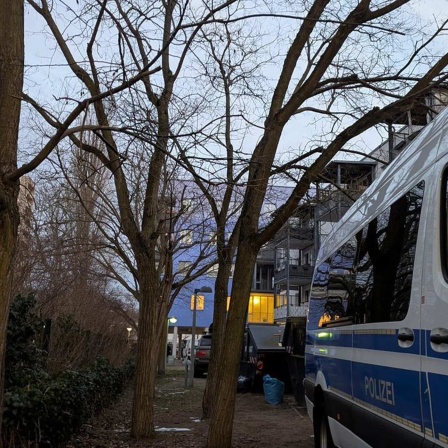 Die Berliner Polizei ist im Einsatz bei einer Durchsuchung einer Wohnung wegen der Explosion einer illegalen Kugelbombe in der Silvesternacht in Berlin-Tegel, bei der ein Kind lebensgefährlich verletzt wurde (Bild: dpa/Polizei Berlin)