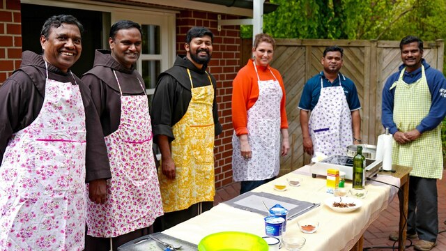 Indische Klosterköche: Franziskaner-Patres Prassad, Vijay, Nijil, Baikim, Arun beim Outdoor-Kochen.
