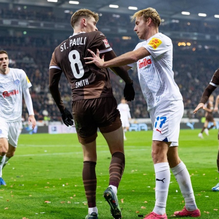 Timo Becker schubst Eric Smith