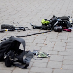 Die Ausrüstung eines Kamerateams liegt nach einem Übergriff auf dem Boden.