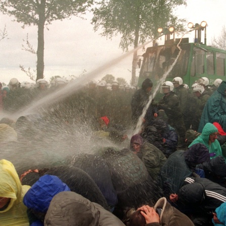 Mit Wasserwerfern zielt die Polizei auf Demonstranten, die am 8.5.1996 in Dannenberg versuchen, den Castor-Transport nach Gorleben aufzuhalten.