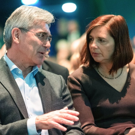 Joe Kaeser (l), Vorstandsvorsitzender der Siemens AG, und Katrin Göring-Eckardt, Fraktionsvorsitzende von Bündnis 90/Die Grünen, sitzen beim Wirtschaftskongress der Grünen-Bundestagsfraktion