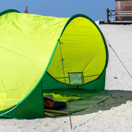 Sonnenschutz-Strandmuschel am Strand.