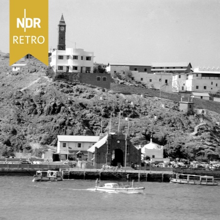 Aden, Steamer Point, mit dem Zollhaus am Kai und dem Hogg Clock Tower auf dem Hügel darüber, um 1950.