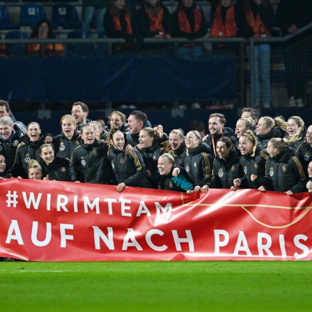Das DFB-Frauen-Team freut sich nach Spielende über Qualifizierung für Olympia 2024 in Paris