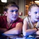 Johannes (Luke Matt Röntgen), Alice (Emilia Flint) und Benny (Ruben Storck) sitzen nebeneinander und schauen gemeinsam auf etwas.