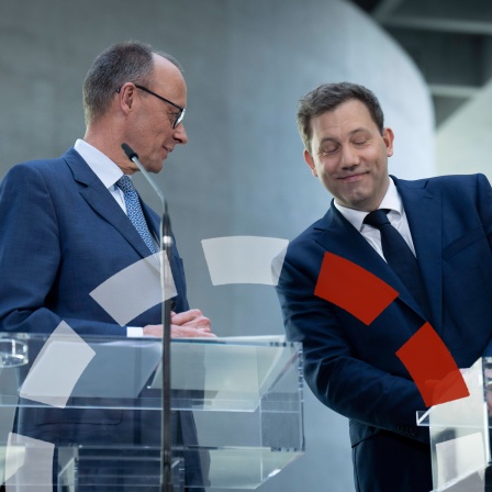Lars Klingbeil (r.) und Friedrich Merz bei einer Pressekonferenz im Bundestag. 