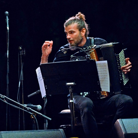 Die Musiker Yamandu Costa und Vincent Peirani bei einem Auftritt auf der Bühne.