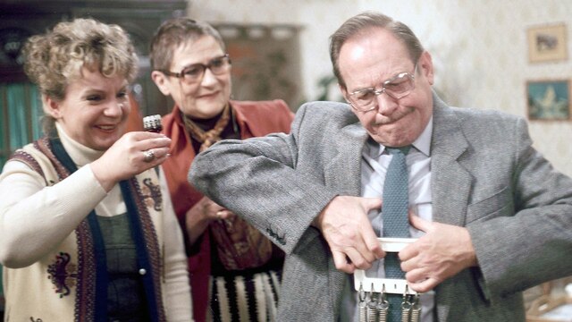 Ingeborg Krabbe (Martha), Ursula Braun (Anna), Herbert Köfer (Herr Martin) beim fröhlichen Likör trinken