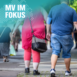 Ein übergewichtiges Paar in einer Fußgängerzone