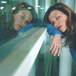 Junge Frau müde auf einem Busbahnhof.