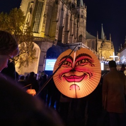 Teilnehmer der ökumenischen Martinsfeier stehen 2019 mit ihren leuchtenden Laternen auf dem Domplatz in Erfurt.