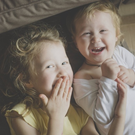 Zwei Kinder lachen und haben spaß