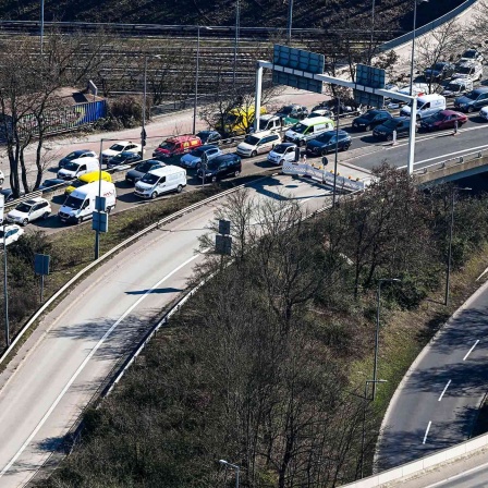 Die Zufahrt auf die gesperrte Ringbahnbrücke der A100 im Westen Berlins.