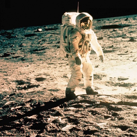 Neil Armstrong betritt als erster Mensch die Mondoberfläche