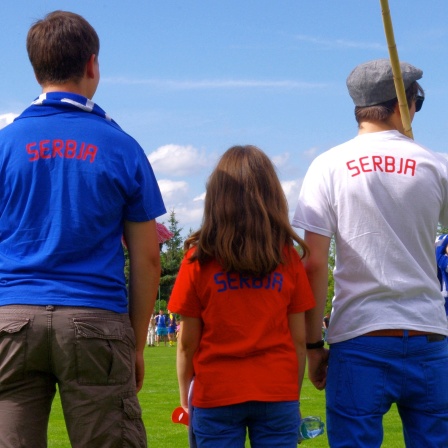 drei Sorbische Fans mit Sorben-Schriftzug auf dem Rücken
