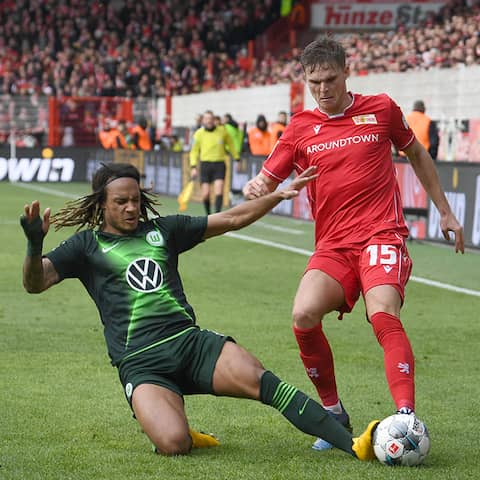 Unions Marius Bülter im Zweikampf mit Wolfsburgs Kevin Mbabu (Quelle: imago images/Matthias Koch)