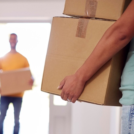 Menschen mit gepackten Umzugskisten (Bild: picture alliance / Shotshop / Monkey Business 2)
