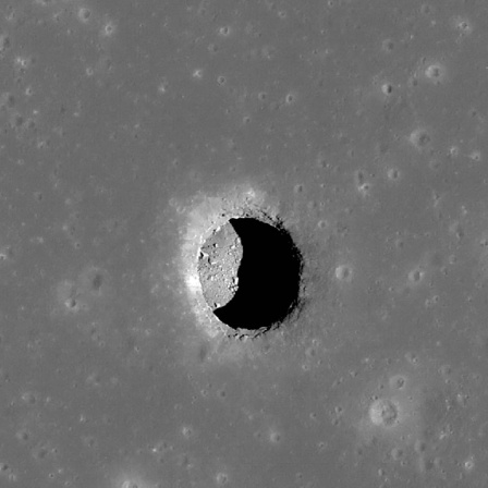 Mond Krater Loch