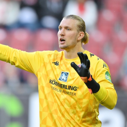Robin Zentner vom FSV-Mainz gestikuliert während des Spiels gegen Augsburg.