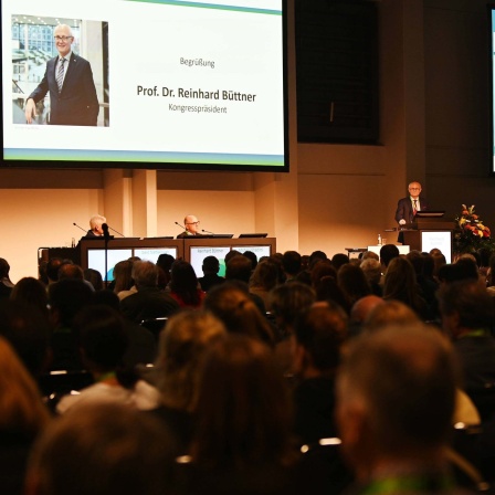 Rede von Prof. Dr. Reinhard Büttner, Kongresspräsident des Deutschen Krebskongress 2024, bei der Eröffnungsveranstaltung. 