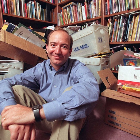 Der Amazon-Gründer Jeff Bezos posiert 1996 für die Kamera