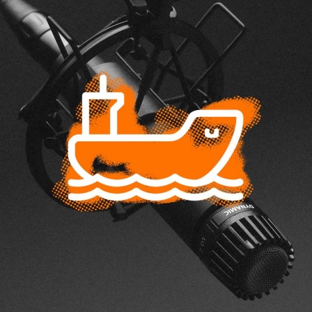 Ein Mikrofon zeigt nach unten, daüber ist eine Collage mit einem Schiff eingezeichnet. 