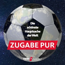 Satirische Fotomontage: Die Erde als Fußball im Weltall