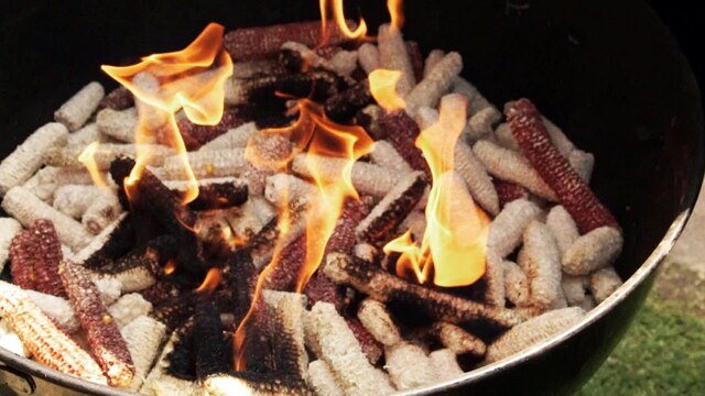 Das Bild zeigt brennende Maisspindel in einem Grill.