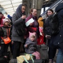 Ukrainische Flüchtlinge besteigen im Bahnhof von Lwiw einen Zug nach Polen