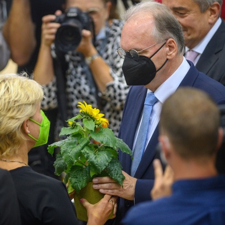 Reiner Haseloff (CDU), Ministerpräsident des Landes Sachsen-Anhalt, nimmt im Plenarsaal des Landtages von Sachsen-Anhalt Blumen und Glückwünsche der Abgeordneten entgegen. 