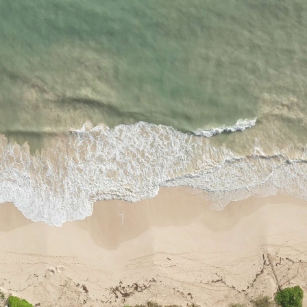 Wellen am Strand der Hawaii-Insel Oahu. 