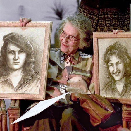 Nadia Bunke, die Mutter der Revolutionärin Tamara Bunke, zeigt 1998 in Santa Clara (Kuba) zwei Porträts ihrer 1967 getöteten Tochter