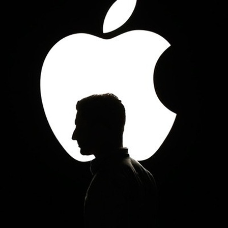 Apfel-Logo im Dunkeln