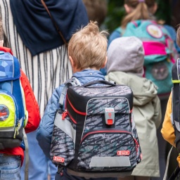 Schulkinder mit Ranzen auf dem Rücken