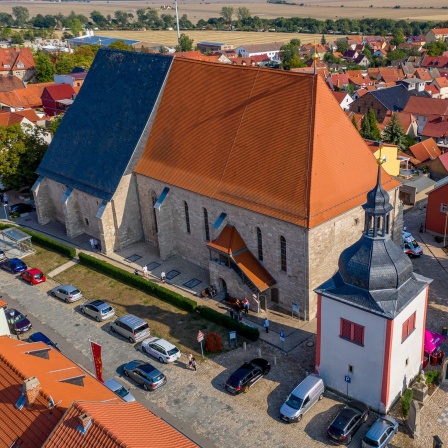 Außenaufnahme der Kulturkirche in Weißensee aus der Luft.