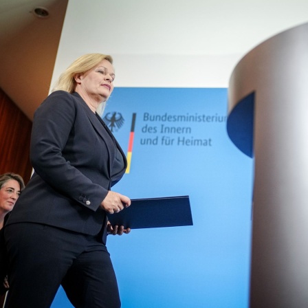 Nancy Faeser (SPD), Bundesministerin für Inneres und Heimat, kommt zur Pressekonferenz, auf der sie den Entwurf des so genannten Rückführungsverbesserungsgesetzes vorstellt (Bild: dpa / Kay Nietfeld)