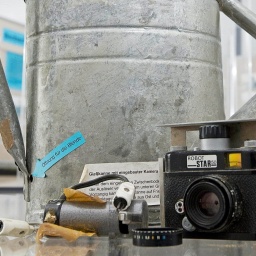 Überwachungstechnik der Stasi: Im Rahmen der Ausstellung "Verdeckt und getarnt" steht 2008 eine mit einer Kamera präparierte Gießkanne.