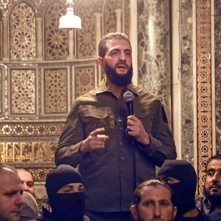 Abu Mohammed al-Dschulani spricht in der Umayyaden-Moschee, Al-Dschulani, ein ehemaliger al-Kaida-Befehlshaber, der sich von der Gruppe losgesagt hat und nach eigenen Angaben Pluralismus und religiöse Toleranz befürwortet, führt die größte Rebellengruppe an und ist bereit, die Zukunft des Landes zu gestalten