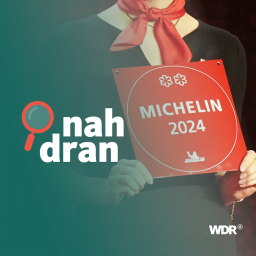 Das Bild zeigt das Logo des Podcasts nah dran, daneben die Plakette mit zwei Michelin-Sternen des Jahres 2024