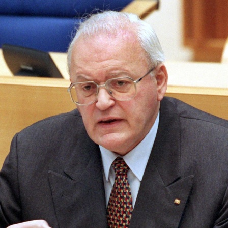 Bundespräsident Roman Herzog spricht während der Feierstunde zum zentralen Gedenktag für die Opfer des Nationalsozialismus 1999 im Bundestag in Bonn