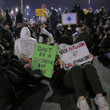 Studenten auf der Galata-Brücke während einer Demonstration in Istanbul