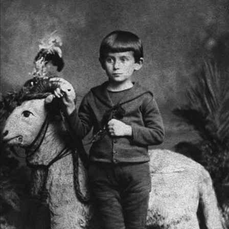 Franz Kafka steht als Kind vor einem Spielzeug (1888).