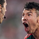 Der mexikanische Stürmer Hirving Lozano im Streit mit einem Schiedsrichter bei einem Fußballturnier am 24.09.2022 in Padasena, Kalifornien